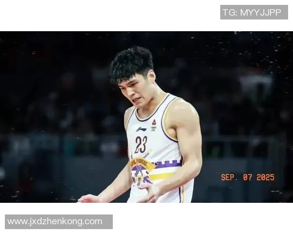 南京篮球队在钻石联赛中的灵活性表现引发热议与期待 南京篮球队在钻石联赛中的灵活性表现引发热议与期待